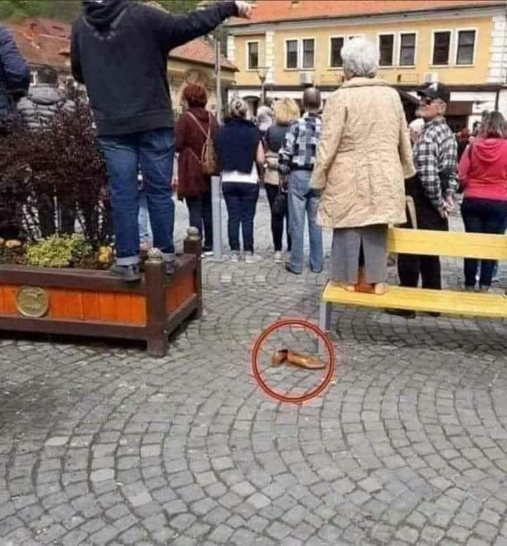 ئەدەب  نە ئەکڕرێت  نە ئەفرۆشرێت  بەڵکو سروشتێکە لە هەندێ کەس دا بونی هەیە و لە هەندێ کەس دا بونی نیە.