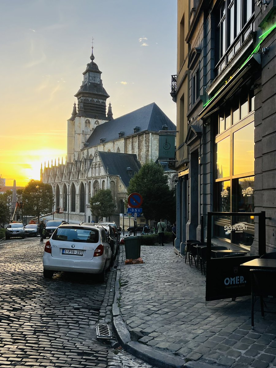 EenzaamheidWine's tweet photo. 250-years ago, in 1773, my family left Belgium for South Africa. What a special feeling it was to pour our wines in the land of my ancestors. We also tasted some excellent beer. Dankjewel België! Het was een heel fijne ervaring voor mij. 🇧🇪🍻🍫🧇 https://t.co/FOv1M7ifc6