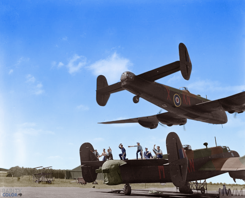 A Halifax of No 77 Squadron roars low over an audience during air tests at RAF Elvington, Yorkshire, in 1943.

Colourised by Rarity Colour.

🧵1/2