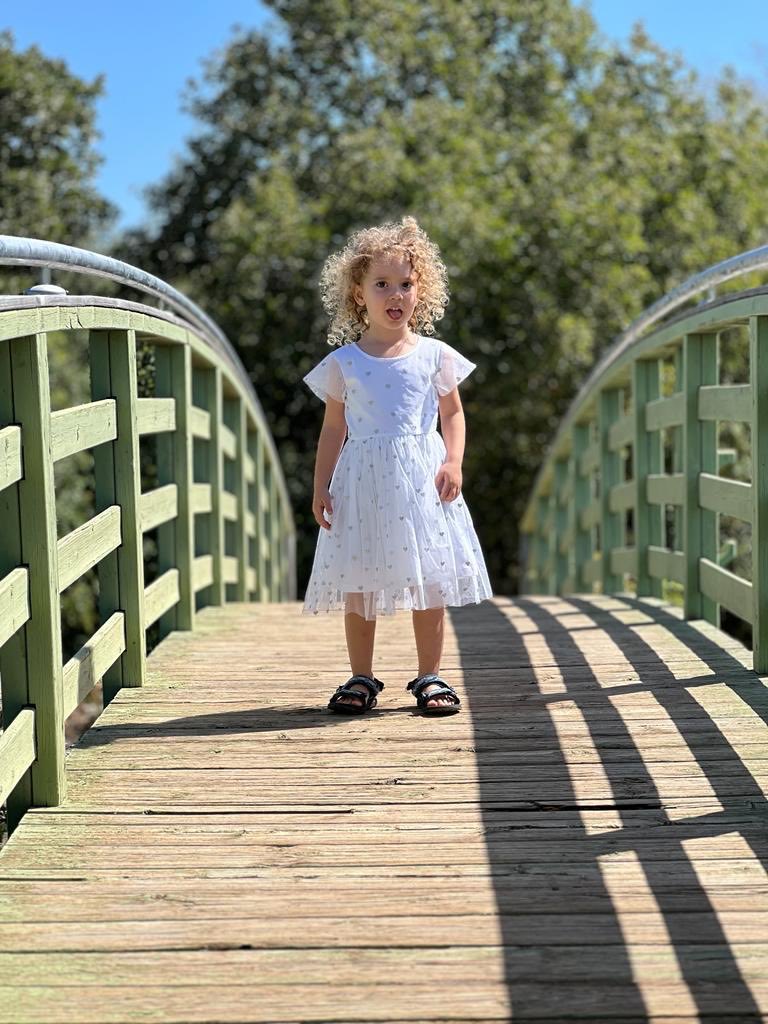 visegrad24's tweet image. 5-year-old Yaheli is hold hostage in Gaza by Hamas