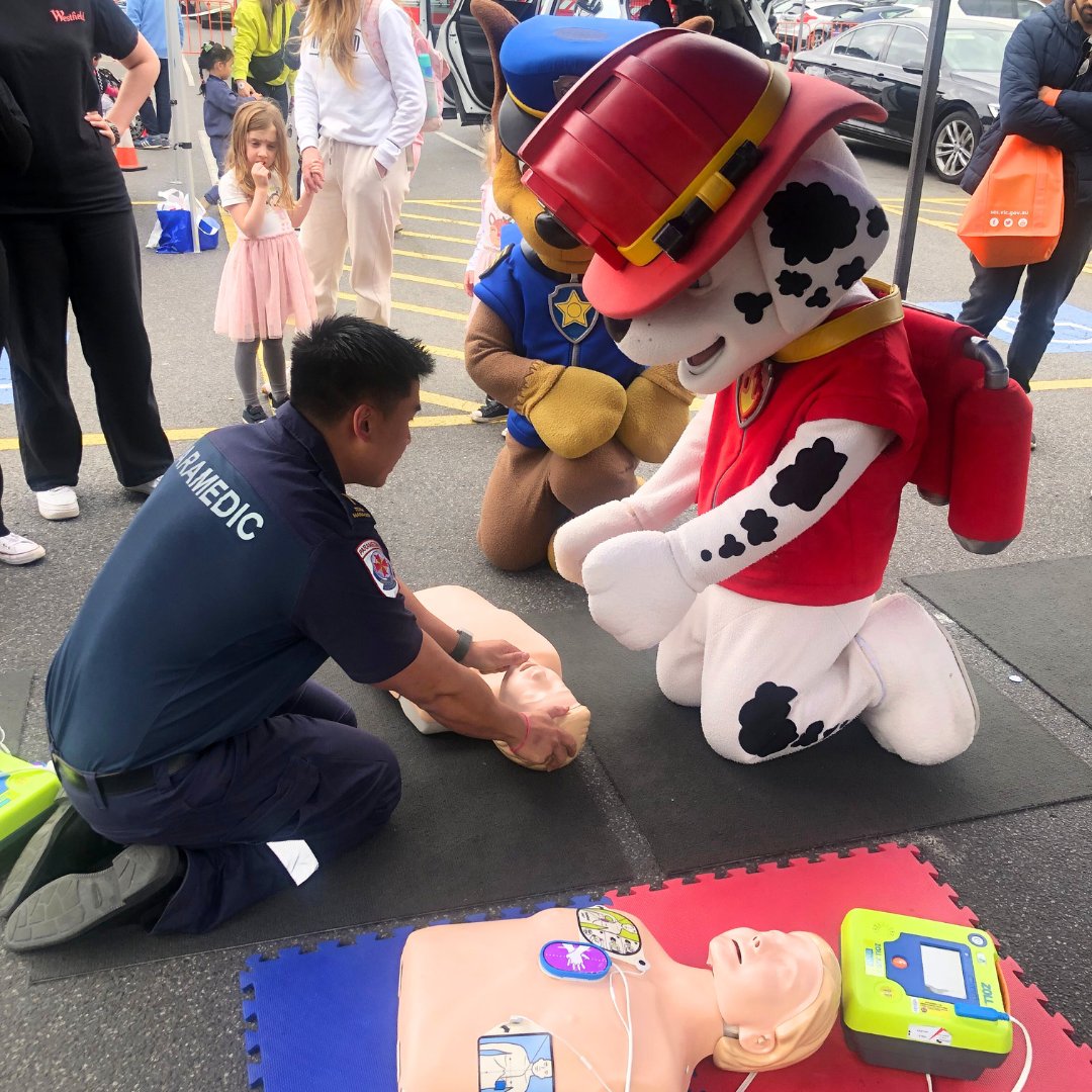 AmbulanceVic's tweet photo. Practicing CPR is an essential!
If you are willing and able to do hands-only CPR, over 18 years of age and have access to a smartphone.
Find out more about @GoodSamApp here: https://t.co/KM4BOYLdfk
#GoodSAMApp #Shocktober #PAWPatrol https://t.co/iXzRIybbQo