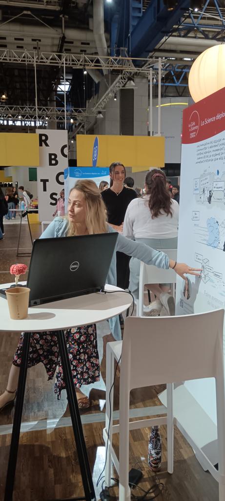EloScicomm's tweet photo. 🤩Superbe journée hier où on a découvert nos BDs avec @LucieClarysse à la @citedessciences

Elle ont permis de faciliter les discussions entre les élèves et les chercheuses lauréates du prix jeunes talents @FondationLOreal #FWIS2023 

Projet sur lequel j'ai adoré travailler (1/3) https://t.co/eyX5Y9GBej