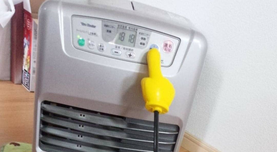 tomoakiKobayas2's tweet image. ファンヒーターって、3時間ごとに延長ボタンを押さないと消えちゃうんです😢
ボタンを押しにコタツから出るのも面倒くさいし……って事で、かれこれ8年前くらいに作ったヒーター延長ボタン押し仕様のラジコンがコチラっ😁

#CC01 
#ファンヒーター延長ボタン
#おバカな発明