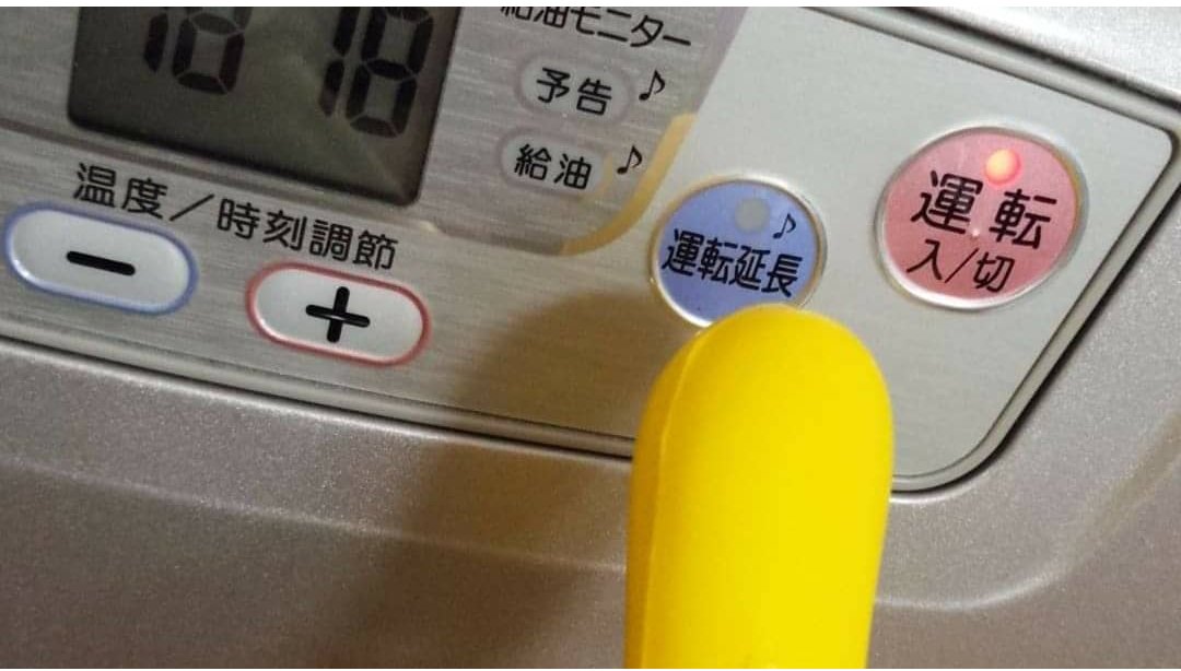 tomoakiKobayas2's tweet image. ファンヒーターって、3時間ごとに延長ボタンを押さないと消えちゃうんです😢
ボタンを押しにコタツから出るのも面倒くさいし……って事で、かれこれ8年前くらいに作ったヒーター延長ボタン押し仕様のラジコンがコチラっ😁

#CC01 
#ファンヒーター延長ボタン
#おバカな発明