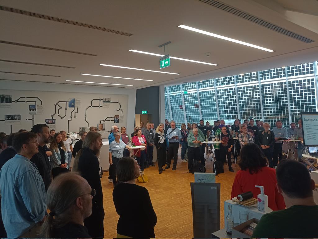 loppe_tim's tweet photo. Volles Haus beim #bc_renew der Energie-Blogger (@dieenergieblogs). 😀💚 https://t.co/TVInEOP3Gk