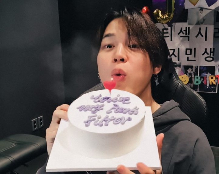 SeoYeon700's tweet photo. Happy Birthday Jimin 🎂💋. You are the most beautiful, kindest and coolest person I have ever seen in my life. Wish you always be happy and healthy. I love you 🫂❤️.
#HappyBirthdayJimin 
#ItBoyBirthday 
#28YearsWithOurLove #1013Prince 
#AngelVoiceJimin 
#DanceKingJimin https://t.co/ybTJn83PAT