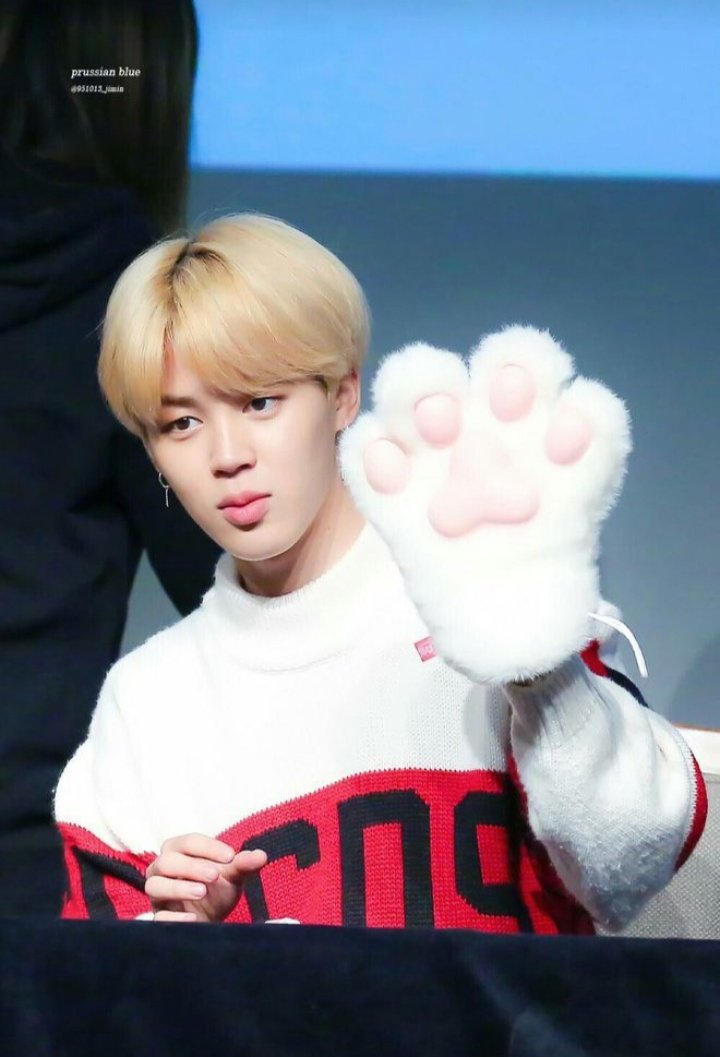 SeoYeon700's tweet photo. Happy Birthday Jimin 🎂💋. You are the most beautiful, kindest and coolest person I have ever seen in my life. Wish you always be happy and healthy. I love you 🫂❤️.
#HappyBirthdayJimin 
#ItBoyBirthday 
#28YearsWithOurLove #1013Prince 
#AngelVoiceJimin 
#DanceKingJimin https://t.co/ybTJn83PAT