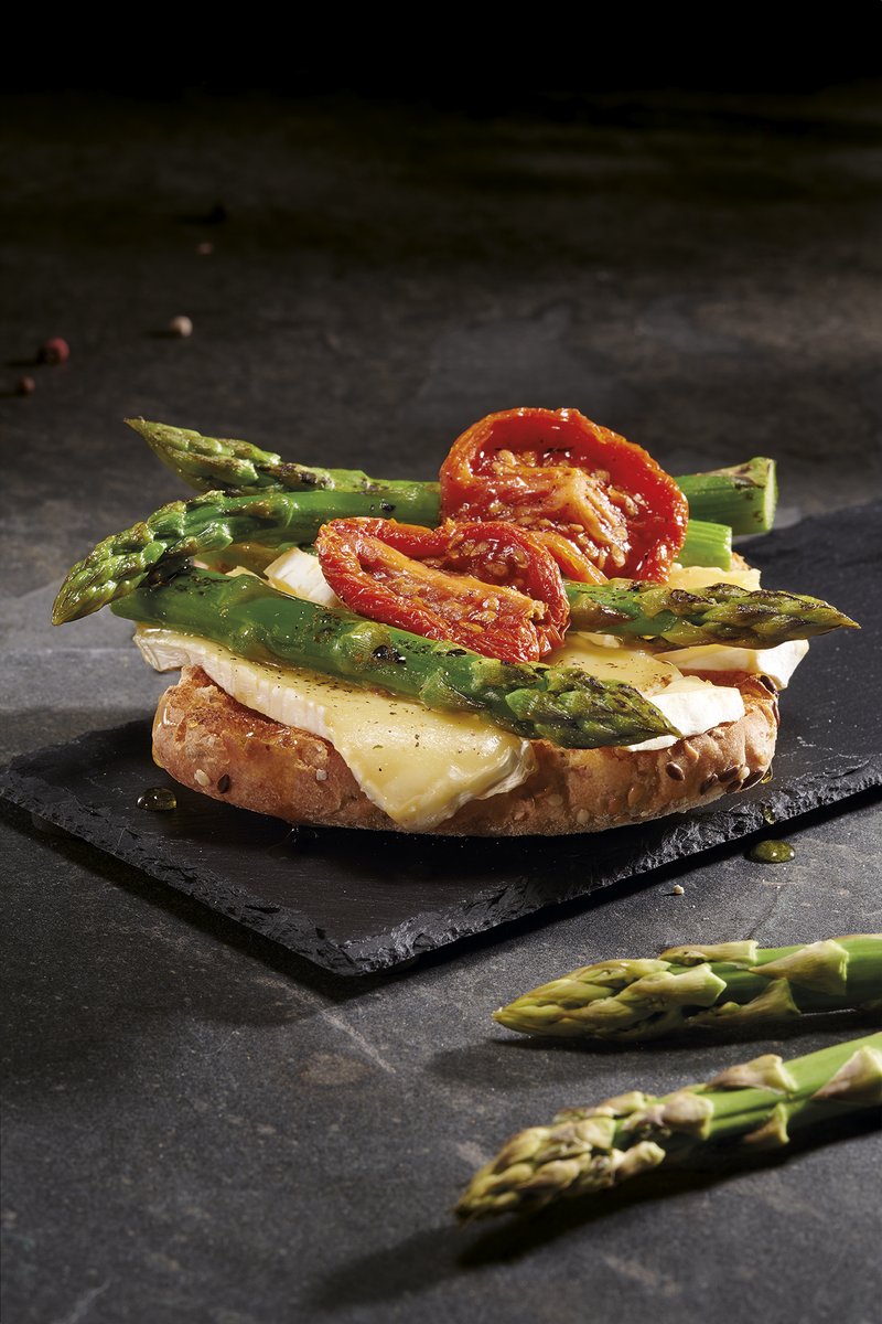 TheRustikBakery's tweet photo. Nuestro pan kristal crujientito, queso brie fundido, espárragos verdes y tomates secos: ¿el contraste perfecto? ¡Nosotros decimos si! 😌

#therustikbakery #contiempotodosabemejor #natural #lento https://t.co/a0UcmkUWuN