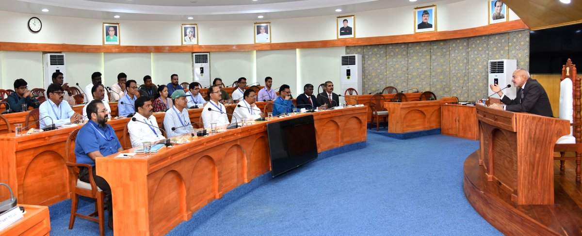 MediaRN_ANI's tweet photo. 21 Snr level #IndianForestService officers of various levels from #DCF/#DFO to #APCCF from various States/UTs during their five days Training Course in #NewAndamans on Coastal & Marine Biodiversity of Island Ecosystem, called on @Admiral_DKJoshi today at #RajNiwas. https://t.co/pRcS26jwTf
