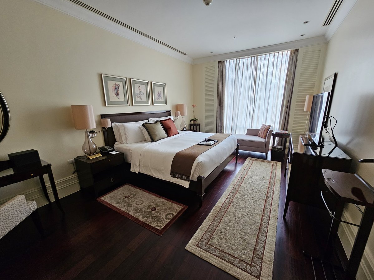 rrs425's tweet photo. I just love how classy and elegant the rooms are at @raffleshotels in Makati, Philippines. ❤️ #hotels #staycation #accorhotels @Accor https://t.co/OitykBE7Jv