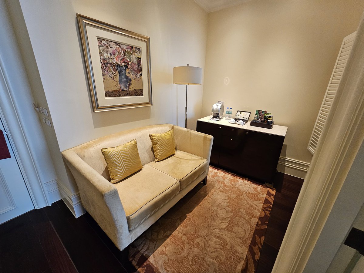 rrs425's tweet photo. I just love how classy and elegant the rooms are at @raffleshotels in Makati, Philippines. ❤️ #hotels #staycation #accorhotels @Accor https://t.co/OitykBE7Jv