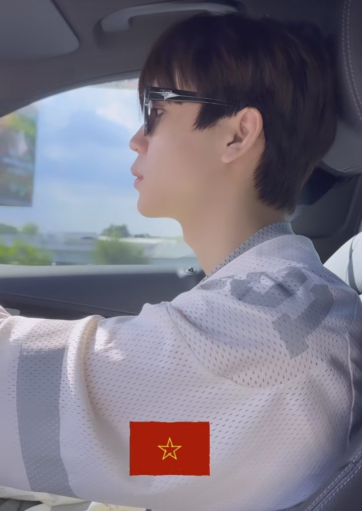 AmyAqua8's tweet photo. Baby driver 😎

//Does he already in Vietnam now? 😳😳
#prem_space

https://t.co/YIMOe7gDJG