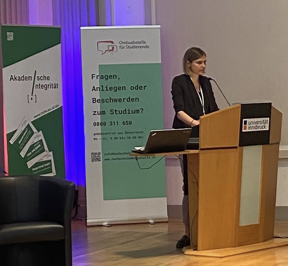ZHR_Graz's tweet photo. 📚 Im Rahmen der Veranstaltung “Studierende im Fokus: Auf Augenhöhe mit guter wissenschaftlicher Praxis” präsentierte Sophie Muskatelz Forschungsergebnisse der rechtsvergleichenden Studie “Rechtliche Folgen von Plagiaten an Universitäten”. @PoierKlaus @rewiunigraz https://t.co/mULRBDFWIZ