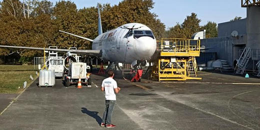 AlainSeve's tweet photo. Des drones volent au sein de l'aéroport de Bordeaux-Mérignac https://t.co/JeLqn8qj0p https://t.co/3SgwF97v3v