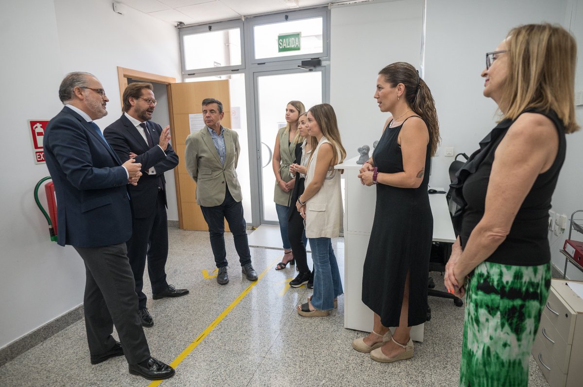 JuntaGranada's tweet photo. El Punto de Encuentro Familiar de la Junta atiende a 553 menores en la provincia de #Granada

▶️El delegado del Gobierno @agranados6957 y el de Justicia @LuisRecuerda visitan este servicio público que favorece el desarrollo del régimen de visitas establecido por orden judicial https://t.co/8LC2Yqcjqz