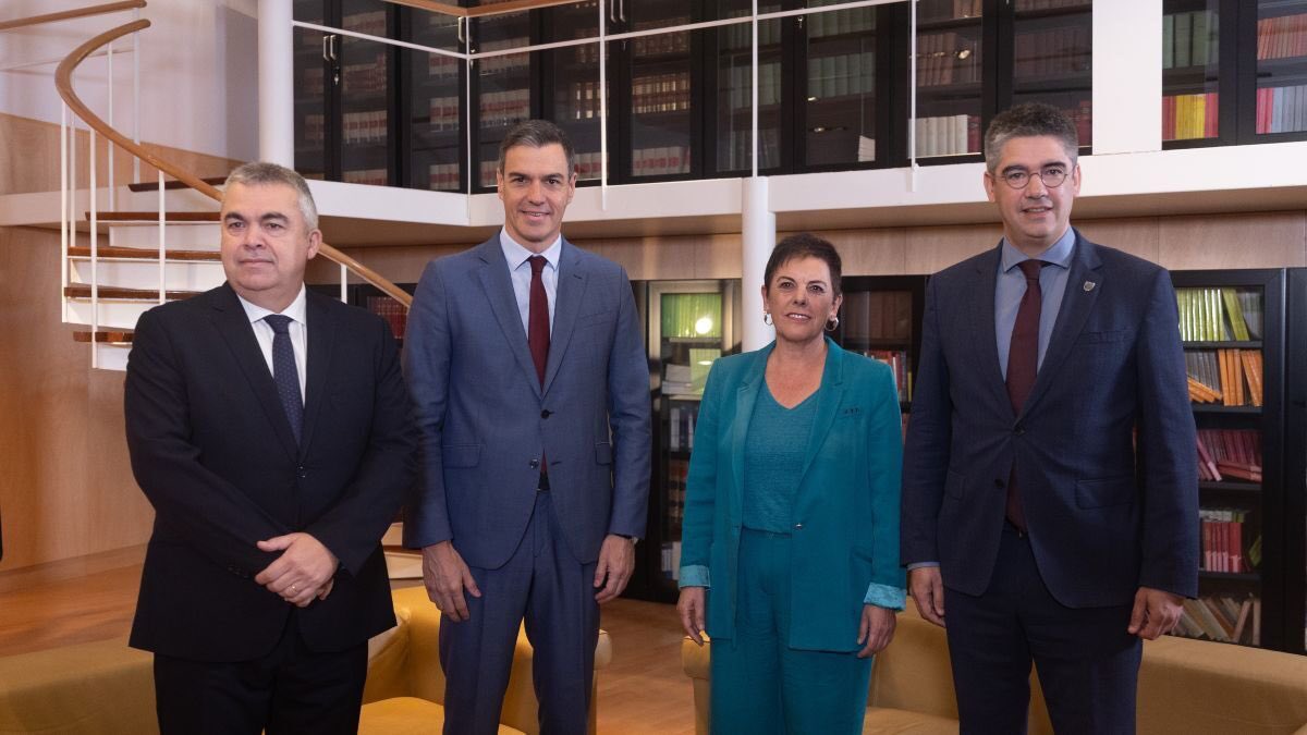 pedropcelis's tweet photo. “Con Bildu no vamos a pactar, si quiere se lo repito 10 o 20 veces”. 

Pedro Sánchez Pérez-Castejón. https://t.co/Jrt3hwJdiT