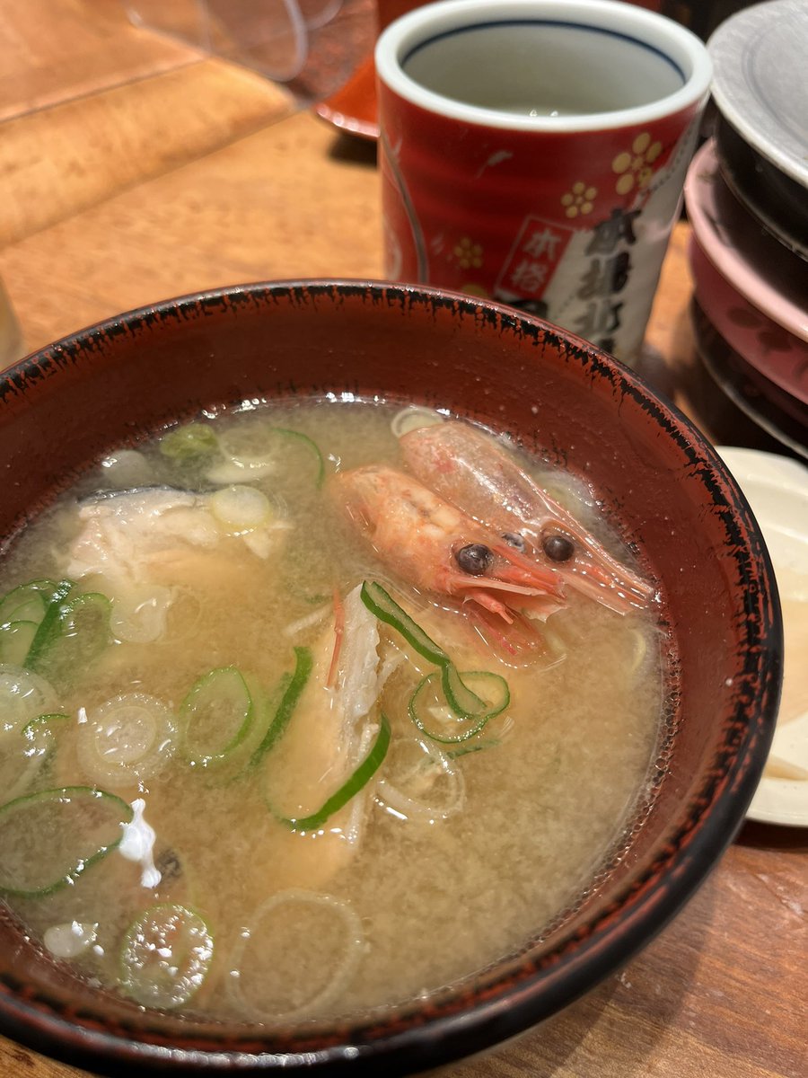 nanatadeko's tweet photo. 3度目の金沢出張でやっと食事できたから多少豪勢でも許されるはず
シャリ自体にわさびが混ざっている？突き抜ける刺激とネタの旨みの暴力を堪能した🐟 https://t.co/AL7l8GGlYb