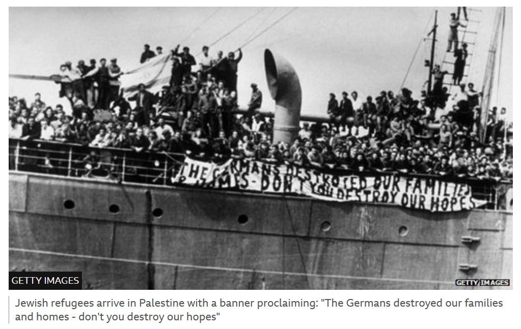 اللاجئون اليهود يصلون إلى فلسطين رافعين لافتة كتب عليها "لقد دمر الألمان بيوتنا وعائلاتنا، فلا تدمروا آمالنا".