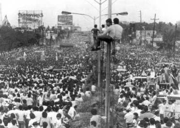 syrnvrm's tweet photo. Nangyari ang Edsa revolution!!! Totoong napatalsik ang pamilya Marcos! #HolidayAngEdsa https://t.co/a0nRRroeg3