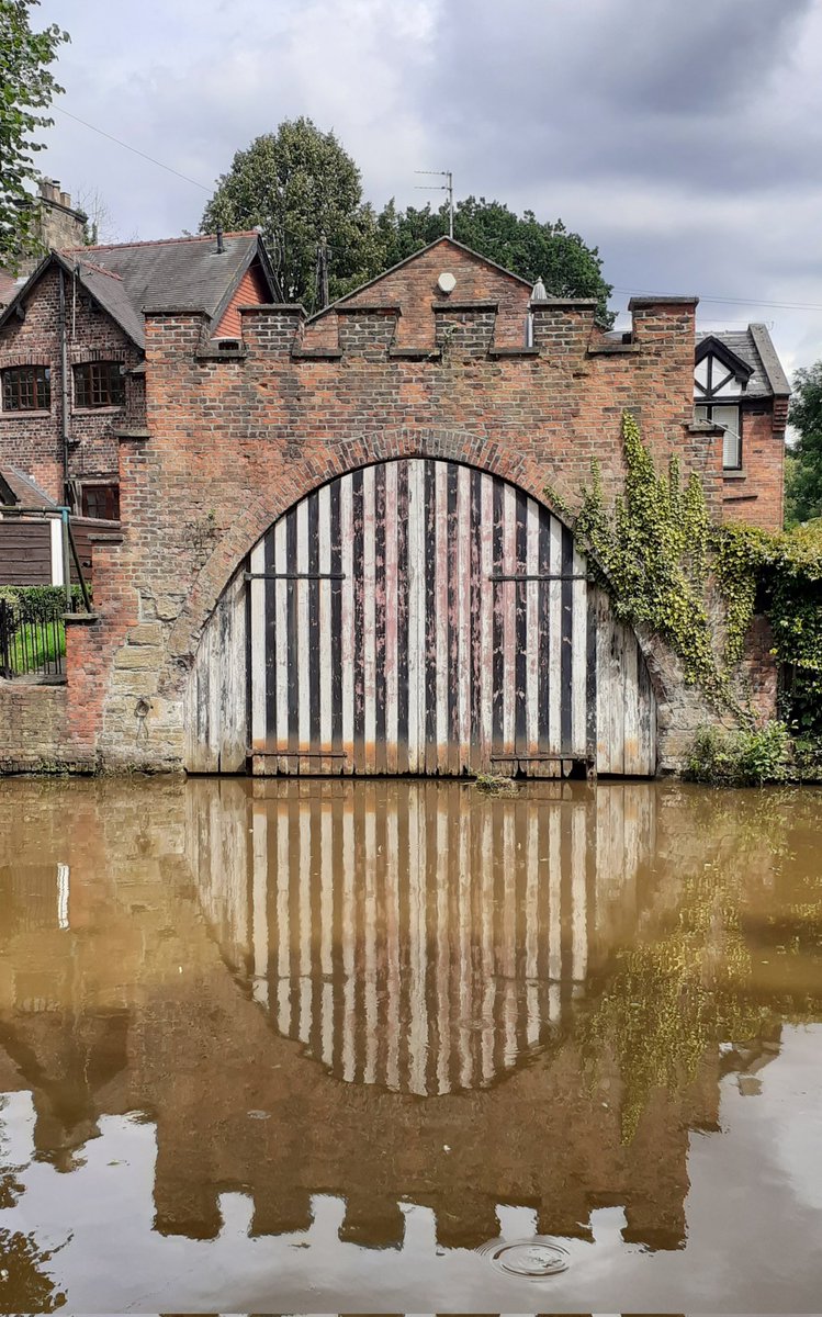 #Bridgewatercanal ....boathouse were Queen Victorias barge was stored before she opened the #Manchestershipcanal
#NoContextDoors #DailyDoor #doors