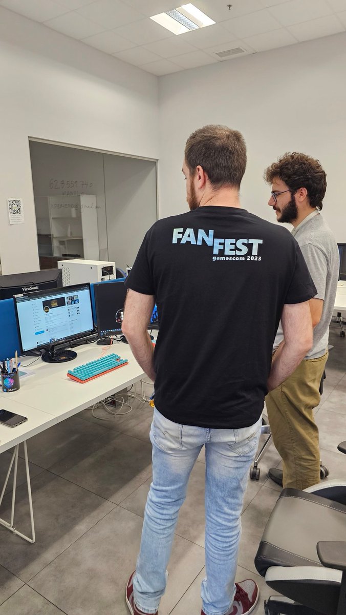 J_Heros's tweet photo. I finally got my @Xbox #Fanfest t-shirt from @gamescom and obviously brought it to the @mastercrowd_g office in @LaBrujulaXR of @PoloDigitalMLG to show off. 😜

#Gamescom23 https://t.co/wfqWtBML4y