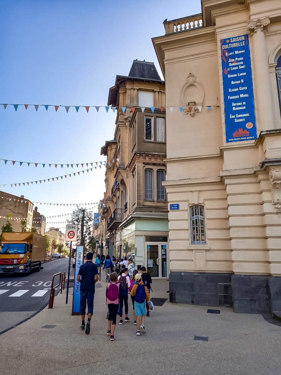 Ce matin, les élèves de l'école Pierre Ravel ont profité de la balade urbaine "du petit curiste", menée par Philippe Robbe, architecte du CAUE63, dans le cadre des <a href="/JNArchi/">Journées nationales de l'architecture</a>👍
RDV demain à 10h pour une balade urbaine au départ de la Place Brosson😁