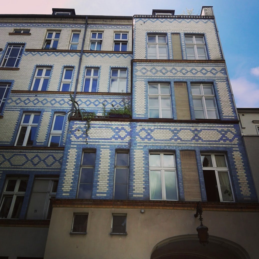 There is nothing more exciting for a #Berlin fan than watching films and recognising the places you know, even if they had been transformed and shown at particular angles. Like the wonderful Gesundbrunnen Luisenbad, now public library, and the blue tiles of Hof in Badstraße 35-36
