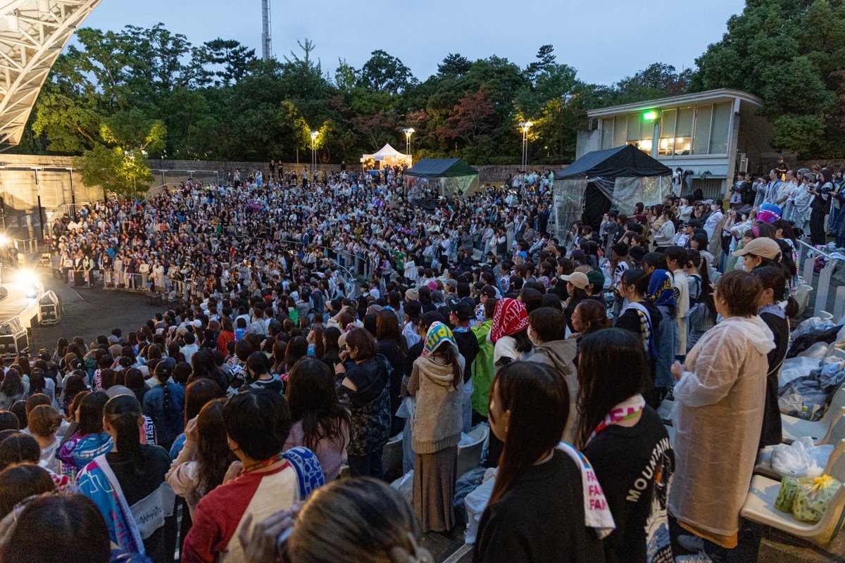 Beyond_MusicFes's tweet photo. スタッフリポート③支援学校の高校生達が学校のポスターを見て申込み。初めてライブに参加したと言ってました！ファンタさんとWATさんを知っていて興奮！しかも手話使ってる～と興奮も倍！女子高生嬉しすぎて泣いてたみたい。それを見て、よかったなぁ～って思いました。

#FANTASTICS
#WATWING https://t.co/RxamQYUFuI