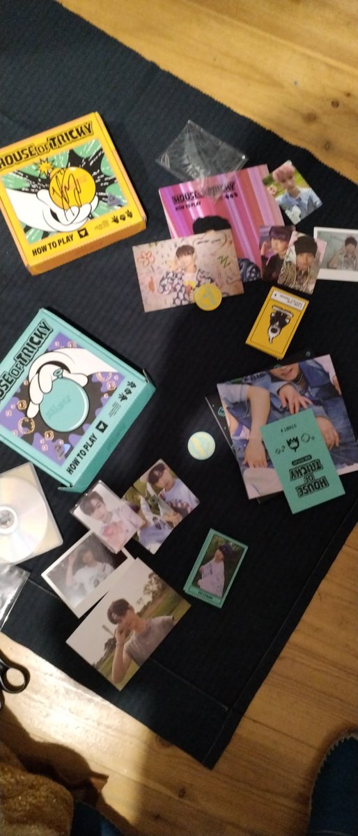 haze_draw's tweet photo. @HoneybeezShop j'ai reçu mes albums de xikers ! Je suis trop heureuse du tirage merci encore beaucoup 😭 https://t.co/esRXCUoWqk