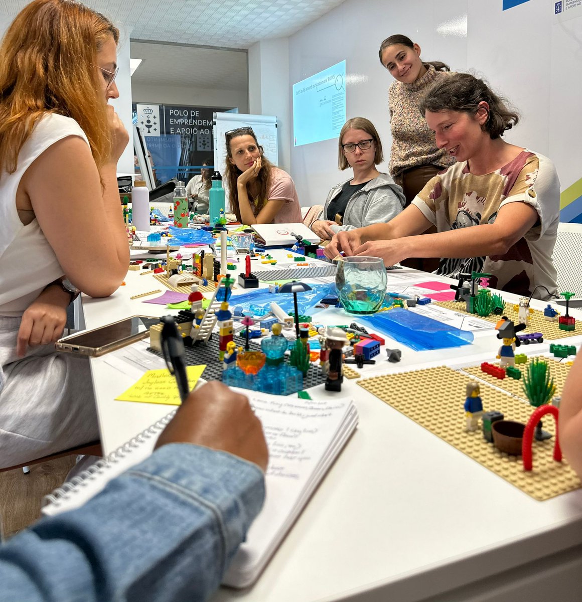 rr_fundacion's tweet image. ¡Ideas, ideas y más ideas! 💡 En #LaModaRuralLab y de la mano de nuestra project manager Alicia Jover y los facilitadores y mentores Vanessa Almao, David Bodero, Carmen de la Sierra, Javier Boquete, Celine Girardon y Mariola Mourelo