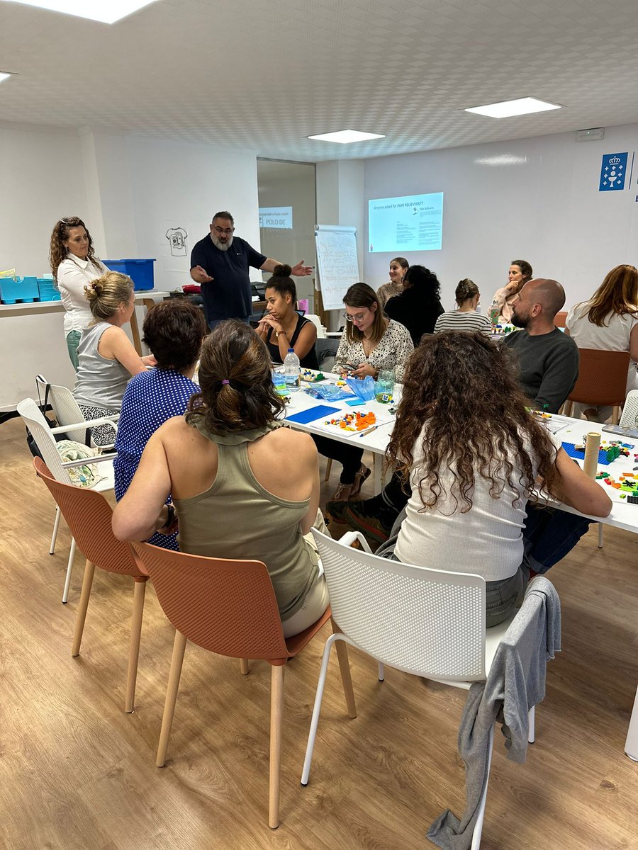 rr_fundacion's tweet image. ¡Ideas, ideas y más ideas! 💡 En #LaModaRuralLab y de la mano de nuestra project manager Alicia Jover y los facilitadores y mentores Vanessa Almao, David Bodero, Carmen de la Sierra, Javier Boquete, Celine Girardon y Mariola Mourelo