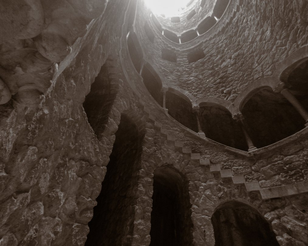 Flygia360's tweet photo. There's light up there 📸
.
.
. 
#Flygia360 #photography #travelphotography #photooftheday #picoftheday #actioncam #actioncamera #SJCAM #EyeEM #beauty #Portugal #Sintra #QuintaDaRegaleira #well #blackandwhite https://t.co/vk9dcXGvY0