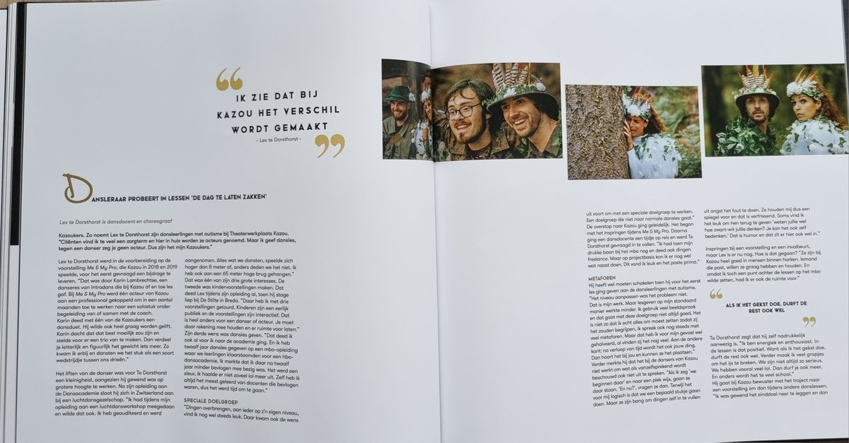 Teksthelden's tweet photo. Gisteren het prachtige jubileumboek van
@twkazou mogen ontvangen. Een dagbestedingsplek voor mensen met autisme waar op professionele wijze theater met hen wordt gemaakt. Ik deed voor het boek dertien interviews met betrokkenen. Het is verkrijgbaar via https://t.co/e9ZR31YUEZ https://t.co/QF4QZMQfyZ