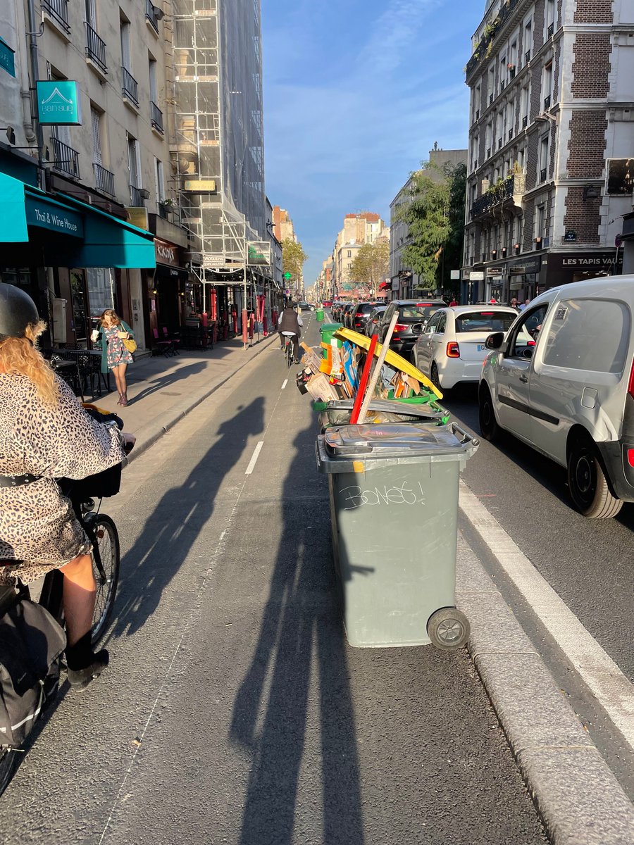 davidfayon's tweet photo. A #Paris15, quand les poubelles sont sur les pistes cyclables, c'est encore du #SaccageParis by design. Et c'est dangereux. Il ne manquerait plus que des surmulots déboulent subrepticement à proximité ou depuis lesdites poubelles pour menacer de provoquer des accidents #HidalNoGo https://t.co/Ku8MedqYfD