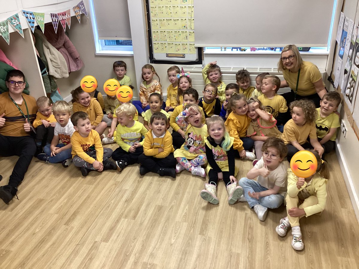 Brackenwood_Inf's tweet photo. Happy ‘Hello Yellow Day!’ from all of us in F2T! We miss the sunshine but we’re happy on the inside! Mrs Thomas ❤️ https://t.co/4YO2UD8sda