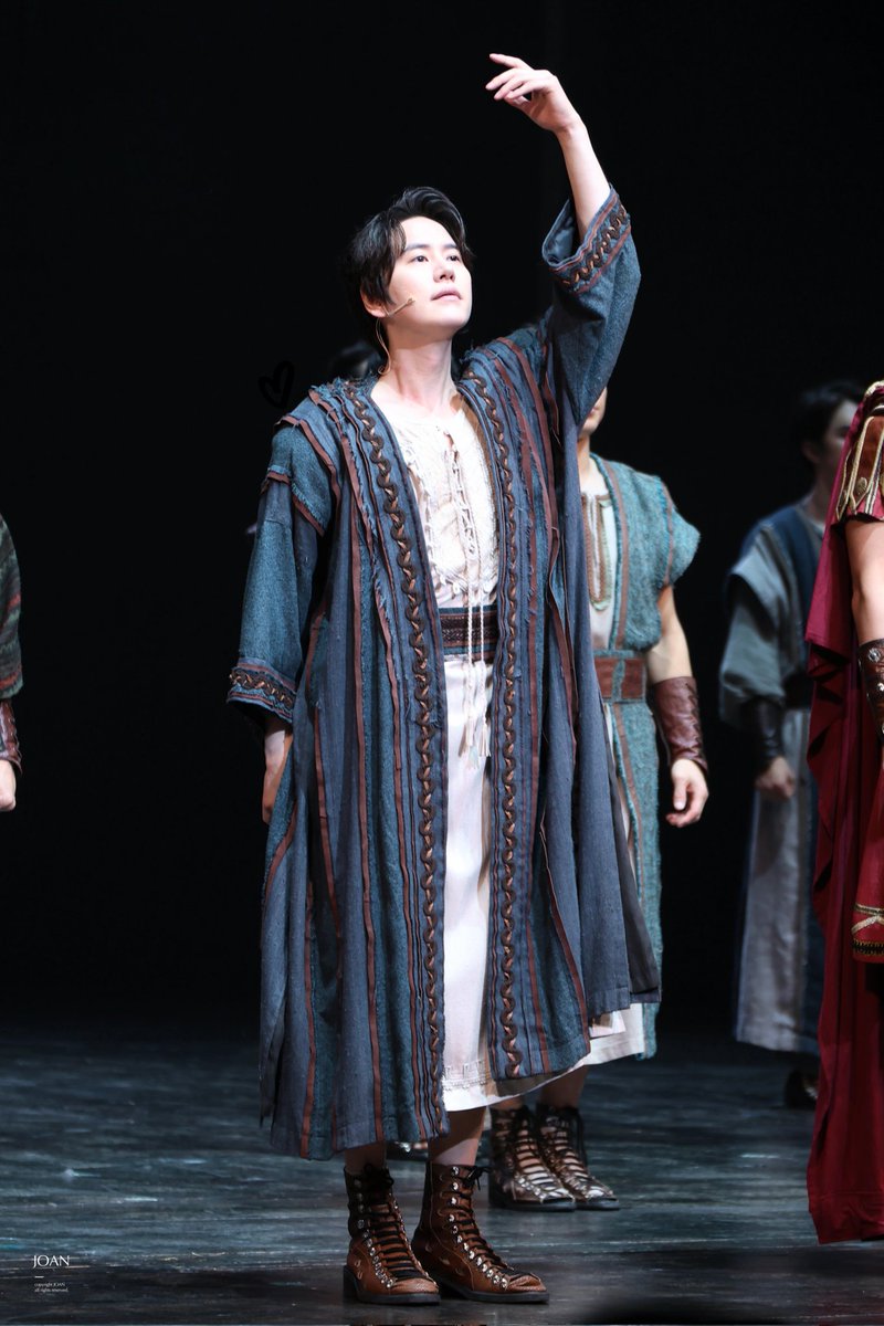 JOAN_pic's tweet photo. 231013 𝐵𝐸𝑁-𝐻𝑈𝑅 ⚔️ 

이것이 운명
살아있는 이유

#규현 #KYUHYUN #규벤
#벤허 #커튼콜 #커튼콜데이 https://t.co/LpSJtB5B3o