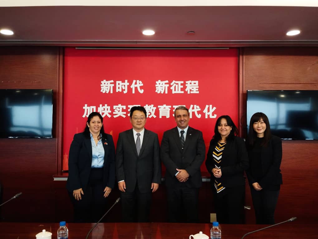 En su primer día de visita a China el Ministro de <a href="/CubaMES/">MES</a> <a href="/WalterBG_MES/">Walter Baluja García</a> sostiene encuentro con el Director de la Comisión de Educación del Gobierno de  Shanghai. Se ratifica la voluntad de ambas partes de ampliar los vínculos académicos y científicos entre #Cuba y #China.