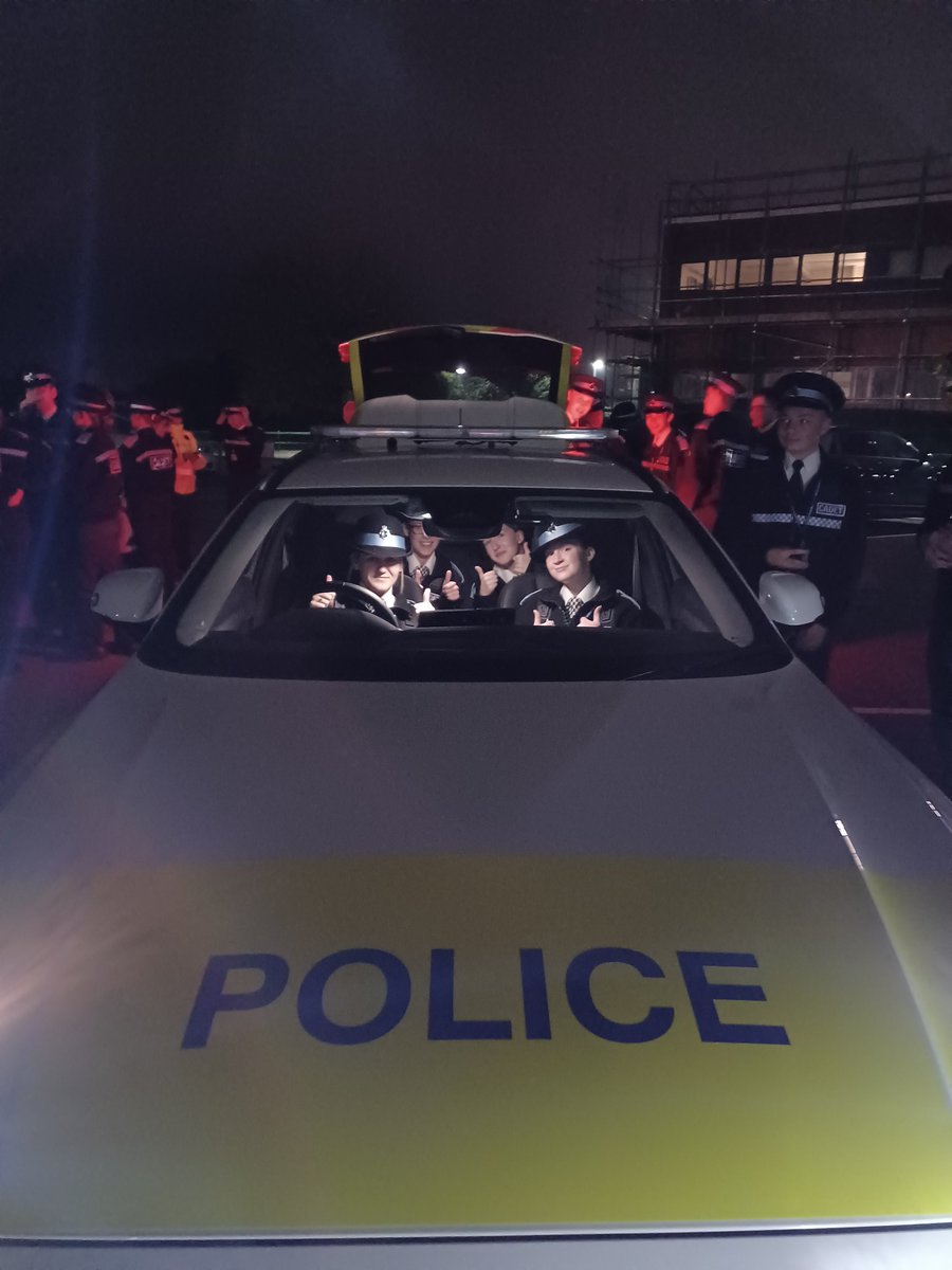 WarksCadets's tweet photo. Yesterday evening the senior cadets had an input on the role of a traffic officer &amp; what they do to make our road networks a safer place to travel #Warwickshire They also had an input on Police dogs. Massive thanks to PC Tredwell from @OPUWarks &amp; PC Bonser from @WarksPoliceDogs https://t.co/jiljP6xuVz