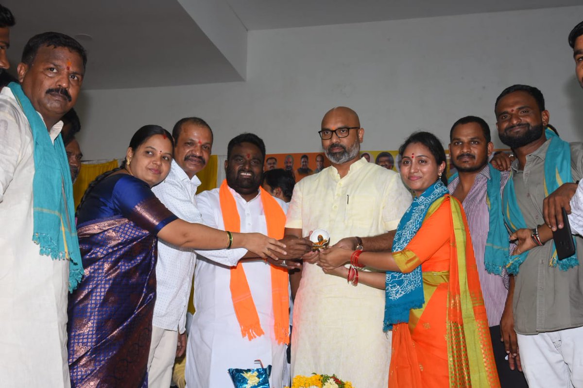 DrBogashravani's tweet photo. ఈరోజు పసుపు రైతుల కృతజ్ఞత సభ లో మన జగిత్యాల పట్టణానికి చెందిన సూక్ష్మకళాకారుడు గిన్నీస్-బుక్ రికార్డ్ హోల్డర్ గుర్రం దయాకర్  గారు పసుపు బోర్డ్ సాధించిన సందర్భంగా,  పసుపు కొమ్మ పై నిజామాబాద్ MP @Arvindharmapuri గారి చిత్రాన్ని రూపొందించి(చిత్రీకరించి) బహూకరించడం జరిగింది. https://t.co/DjvDP48aYe