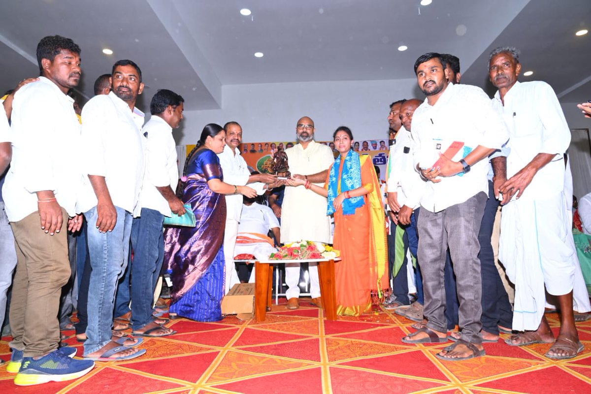 DrBogashravani's tweet photo. ఈరోజు పసుపు రైతుల కృతజ్ఞత సభ లో మన జగిత్యాల పట్టణానికి చెందిన సూక్ష్మకళాకారుడు గిన్నీస్-బుక్ రికార్డ్ హోల్డర్ గుర్రం దయాకర్  గారు పసుపు బోర్డ్ సాధించిన సందర్భంగా,  పసుపు కొమ్మ పై నిజామాబాద్ MP @Arvindharmapuri గారి చిత్రాన్ని రూపొందించి(చిత్రీకరించి) బహూకరించడం జరిగింది. https://t.co/DjvDP48aYe