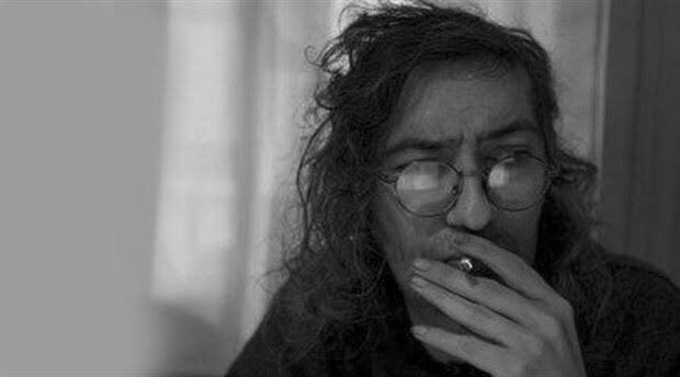 "Düşünce dünyasının bugün artık bir zamanlar Marx'ın Ruge'ye yazdığı mektupta dediği gibi, acımasız bir eleştiriye, kutsal sayılan her şeyi tepeden tırnağa eleştirmeye, kısacası putları kıracak bir 'fikirler terörüne' ihtiyacı var."

Ulus Baker