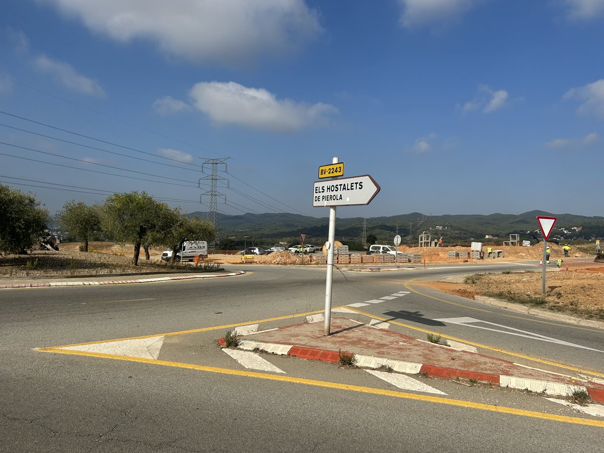 parcerisasvalls's tweet photo. ⚠️🚧 A partir de dilluns 16 d’octubre es talla la carretera antiga de Piera BV-2243 arrel del treballs de la variant i l’ampliació de la rotonda🏗️🔄

Les tasques duraran entre 2 i 3 mesos ⏳i hi haurà afectacions al transport públic de @FGC 🚌🚉

Info 👉🏾 https://t.co/hj5nzr7XXR https://t.co/oKXQNJbnpW