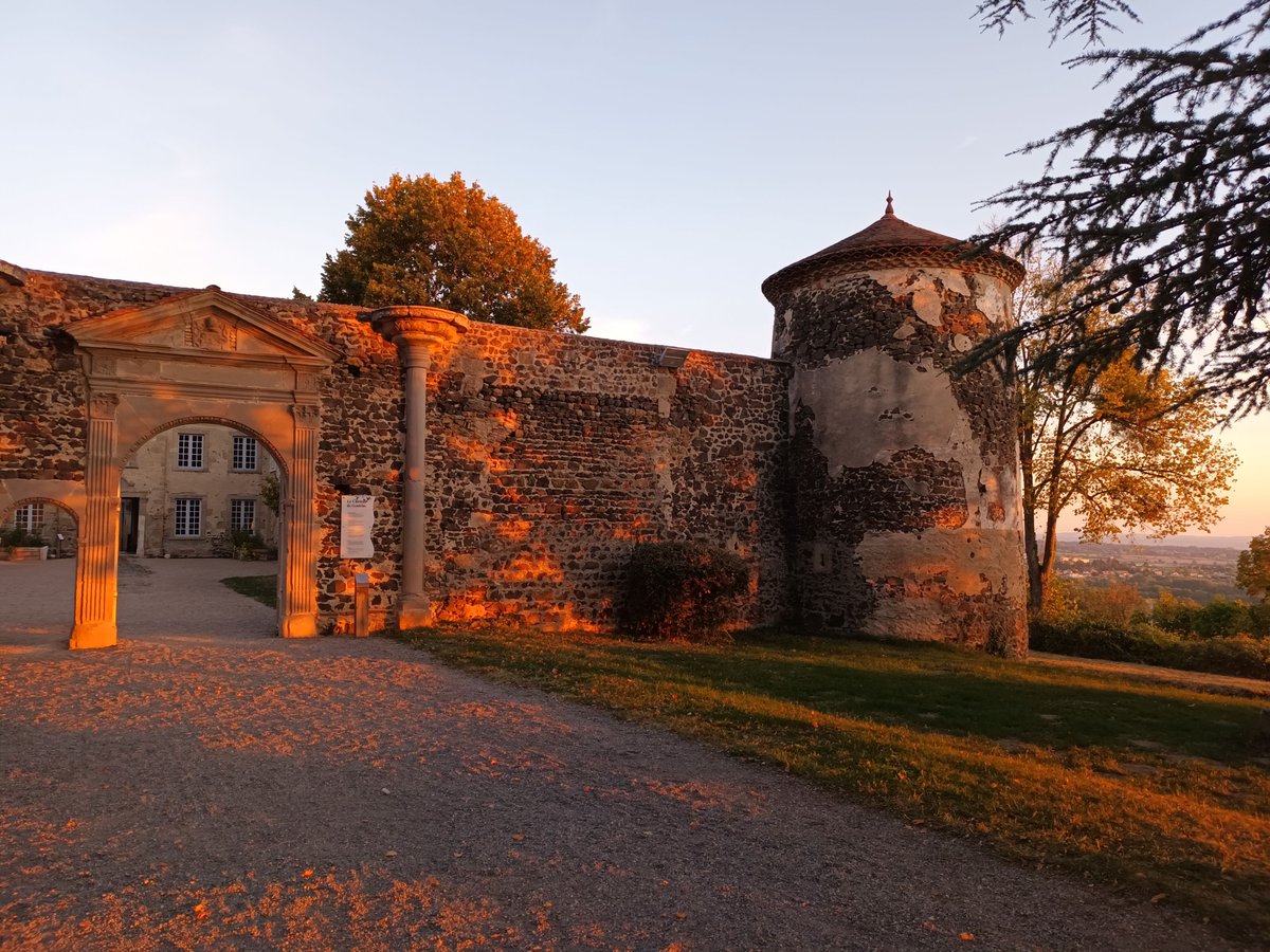 LabexManutech's tweet photo. 2️⃣ e journée de présentation des projets Labex Manutech-Sise, avec l'intervention de Julien Leclaire, du Labex iMUST.
Un séminaire riche d'échanges au Château de Goutelas, dans la Loire, dans un cadre exceptionnel.
#recherche #tribologie #surface #labex #optique #photonique https://t.co/a5XFZyHE8T