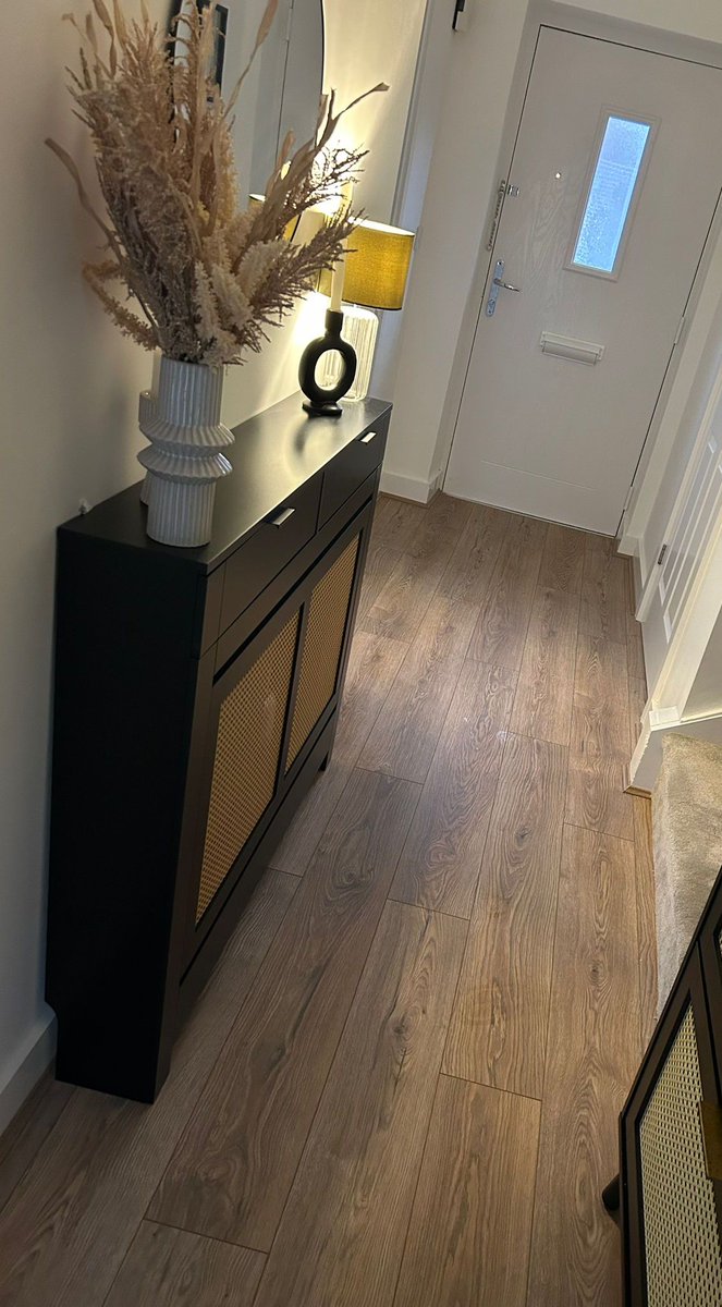 Stunning Hallway fitted by Kingfisher Carpets.

8mm Antique Oak laminate floor.

Is your home Christmas ready? Come down to our showroom and have a browse and get booked in before it’s too late. 

#CarpetsLiverpool #QualityFlooring #AffordableFlooring #HomeImprovement