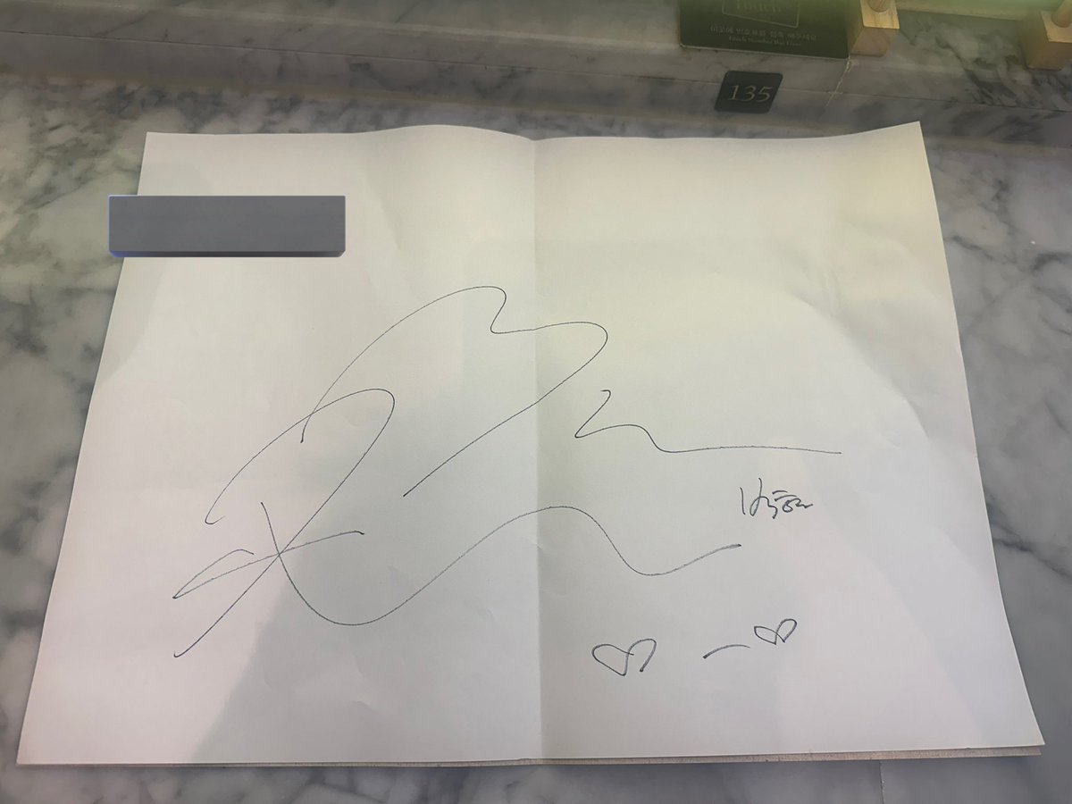 qtpiebyunbaek's tweet photo. 231011 OP saw Baekhyun at Apgujeong Galleria Department Store and got his signature!! ♡__♡

(jechi0417) @B_hundred_Hyun https://t.co/ms7XOASRvQ
