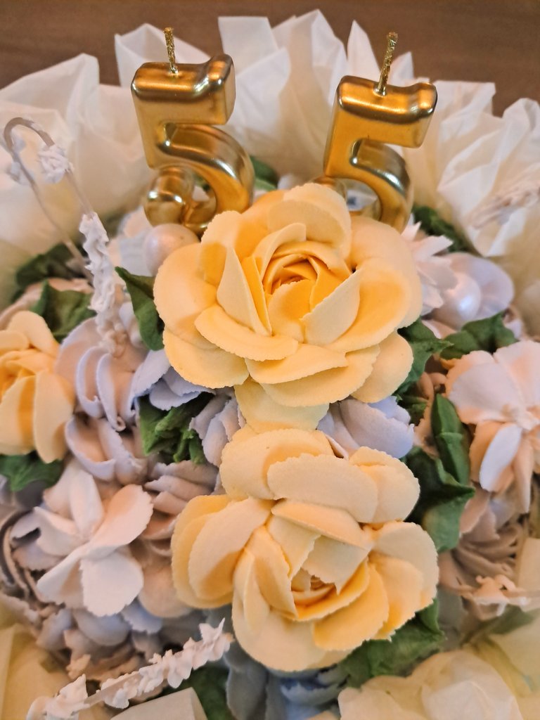 역겜메 완결 기념으로 담당피디님께서 케잌을 보내주셨어요ㅜㅜㅜ!~~~!~~~~
마지막화 이레네아가 들고있던 부케모티브로 제작해주셨습니다 감동...
너무너무 예뻐요ㅜㅜ 모두 봐주세요