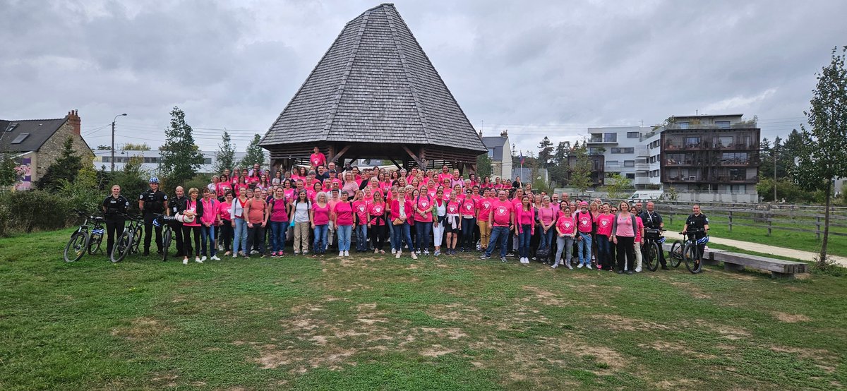 PoliceNat35's tweet photo. [#OctobreRose] #PoliceNat35 s'est mobilisée pour prévention et dépistage des cancers. +170 agents @PoliceNationale et @Interieur_Gouv ont fait une #MarcheRose dans le centre de #Rennes. +1000€ récoltés pour @Liguecancer35 @EaudeRose3 et #CapOuest énergie collective via #Colombia https://t.co/HionpN1EA9