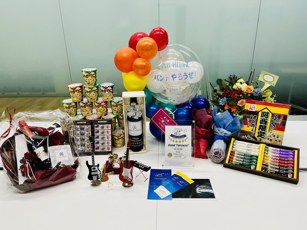 banyaro_net's tweet photo. 改めまして、、、
バンやろ7周年たくさんのお祝いありがとうございます！！
今年もたくさんの贈り物頂きました！
皆様の熱い熱い想いを受けて、
今年もバンやろは元気に楽しく頑張ります！（足立Ｐ）

#バンやろ7周年 https://t.co/z1XeBKCFWs