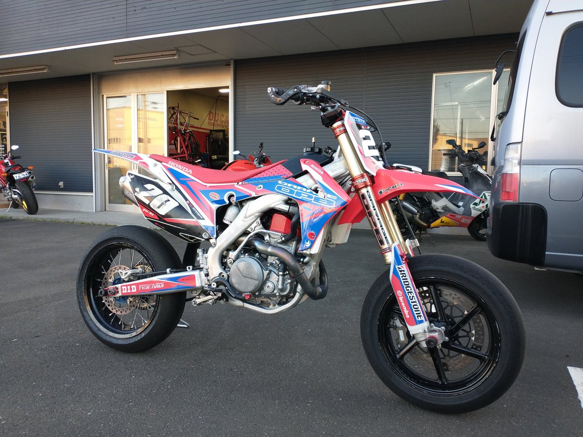 超猫氏のCRF450Rをシャシダイに掛けてきました。
ノーマルエンジンで46.7馬力、今回ピストンとカムで52.1馬力となりました。
本当はプロサのフルエキを中古で手に入れてそれを付けて試す予定でしたが、年式違いで付かずに、モリワキのまま計測しました。
今後サイレンサーを更に加工する予定です。