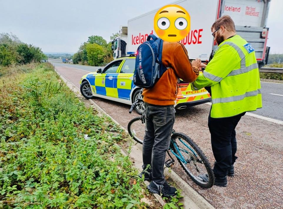andypoulton's tweet image. Yes, this #Cyclist really was stopped on the M4 by the Police.

Apparently his #SatNav guided him. Thanks to @WiltsSpecOps 

Wonder what @JeremyVineOn5 thinks of this

swindonadvertiser.co.uk/news/23852289.…